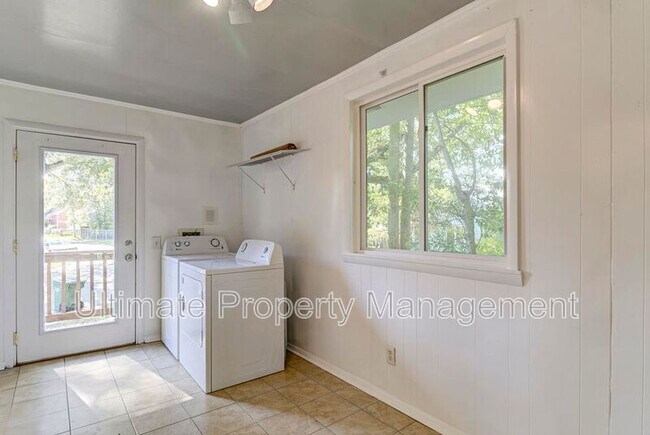 Building Photo - 2101 Delgado St