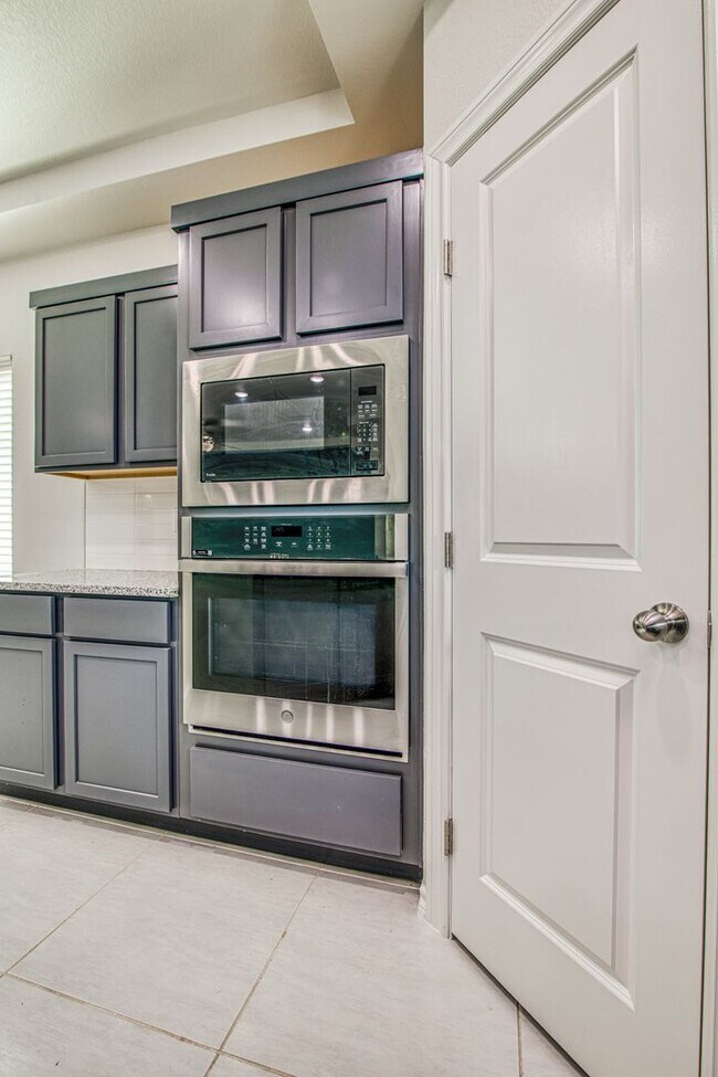 Building Photo - Beautiful  House 3 beds/3 baths. This Prop...