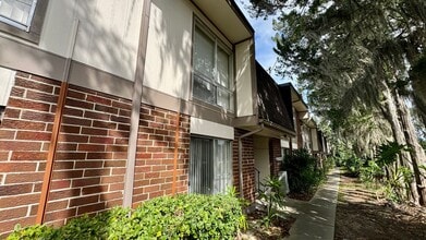 Building Photo - Great location! - FREE PARKING - Walk To Shands and VA