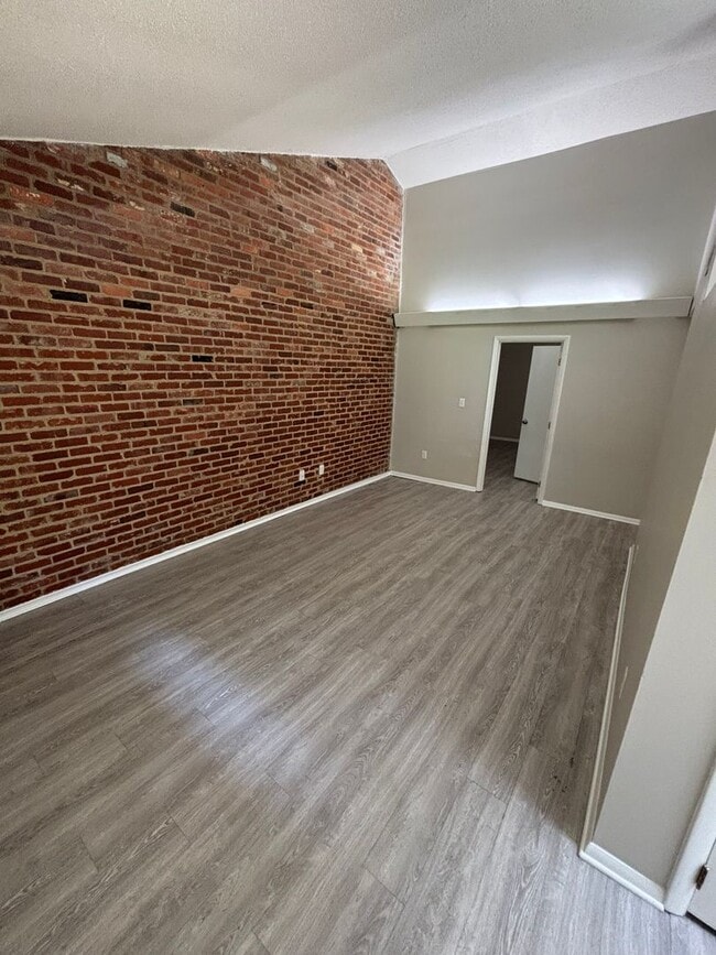 Building Photo - 2 Bedrooms / 1.5 Bathrooms ~ Crossroads Area ~