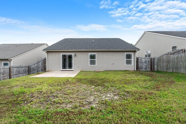 Building Photo - 3 BR, 2 BA 2-Car Garage Modern Ranch Livin...