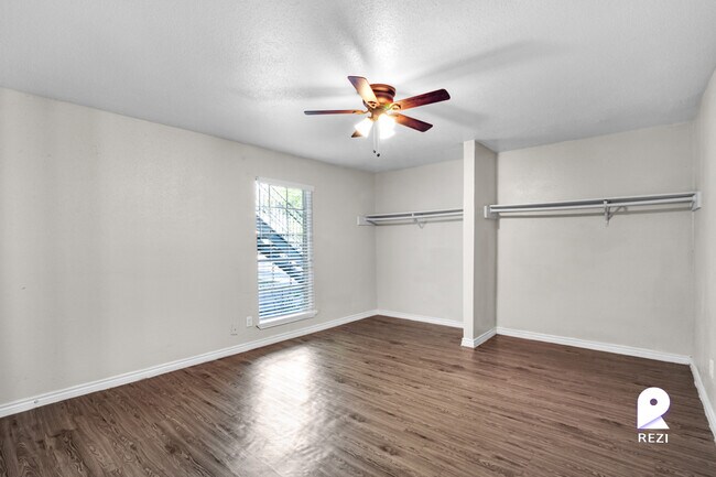 Building Photo - 11810 Algonquin Dr