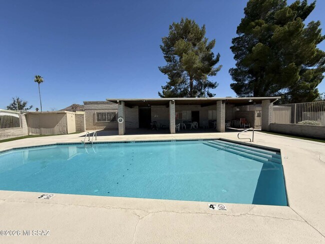 Building Photo - 2640 S Cottonwood Ln