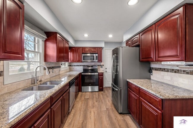 Building Photo - WELCOME HOME! AVAILABLE NOW!