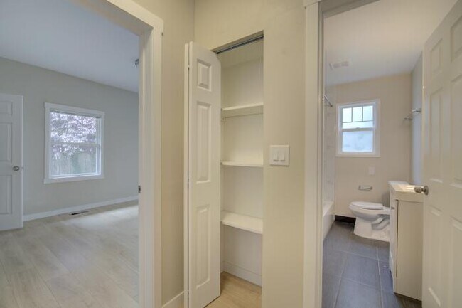 Building Photo - 5 bedroom in Seattle WA 98105