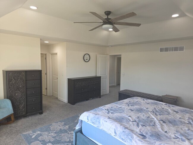 Building Photo - Updated 5 bedroom Sussex home