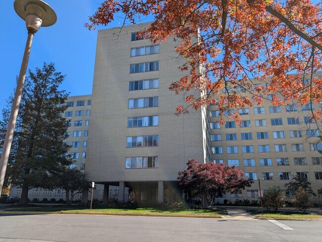 Building Photo - 6641 Wakefield Dr