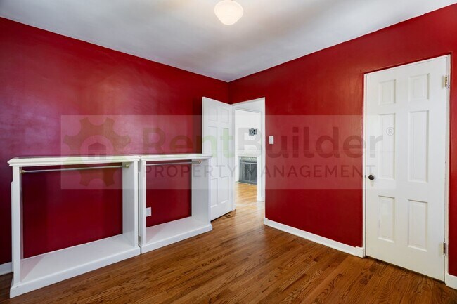 Building Photo - HIPPITY HOPPITY COME LOOK AT THIS PROPERTY!