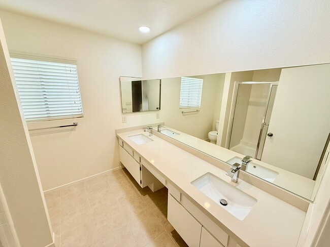 Building Photo - Spacious Pool Home In the Desired Los Comp...