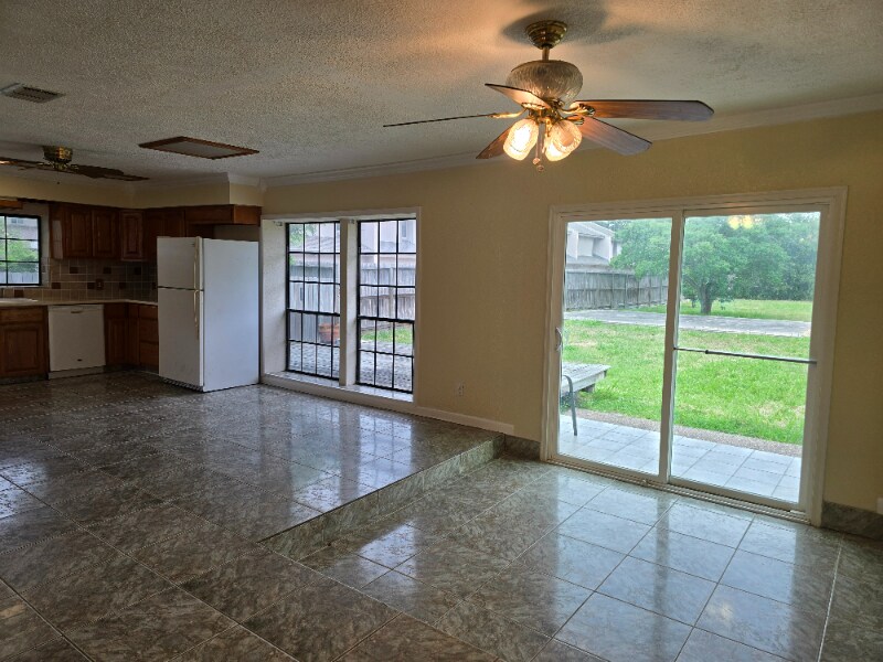 Building Photo - 425 Eldon Dr