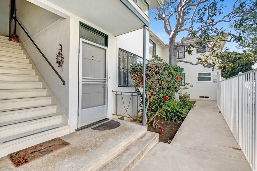 Building Photo - 3144-3152 S. Barrington Ave in Mar Vista - Has a Pool!