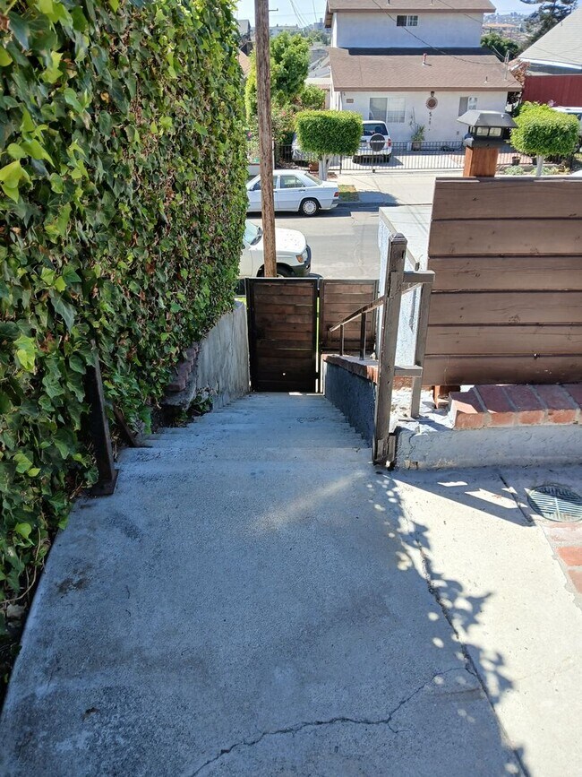 Building Photo - 560