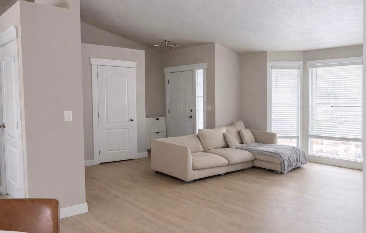 Building Photo - 7104 N Deschutes Dr