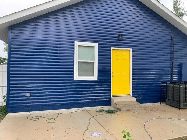 Building Photo - Midtown Charm!  Updated 3BR/2BA house