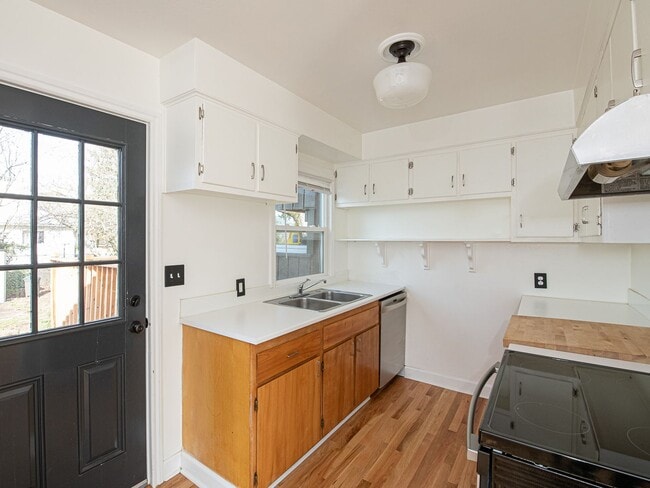 Building Photo - $500 off 1st month! Adorable 3-bdrm/1-bath in Kenton. Hardwoods, deck, W/D, huge fenced backyard,...