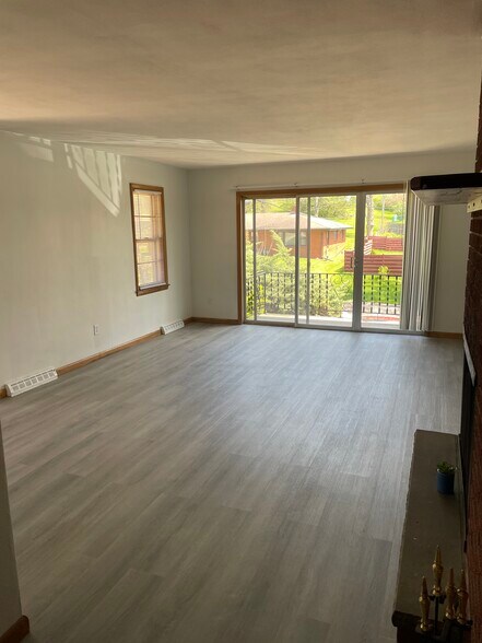 Building Photo - 718 Medford Dr