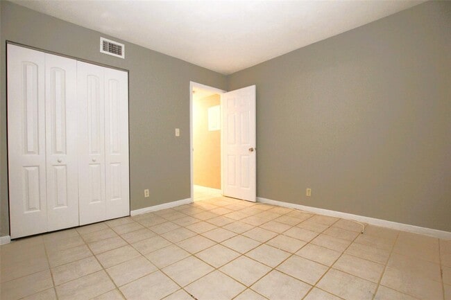 Building Photo - 217 Lake Pointe Dr