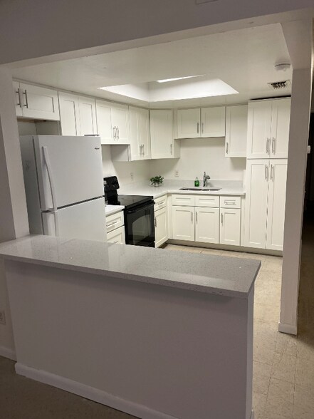 Primary Photo - 3069 St Paul Dr