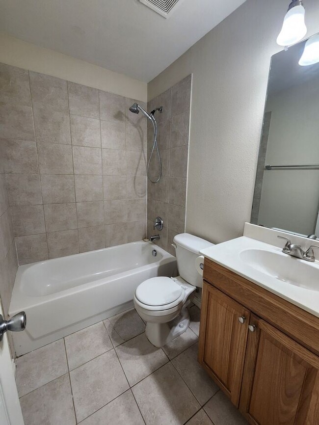 Building Photo - Gorgeous 2 story 3-bedroom 2.5-bath townho...