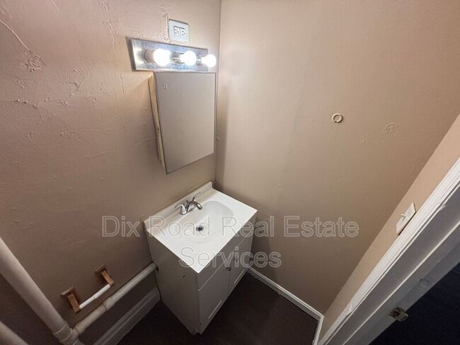 Building Photo - 722 East Ave