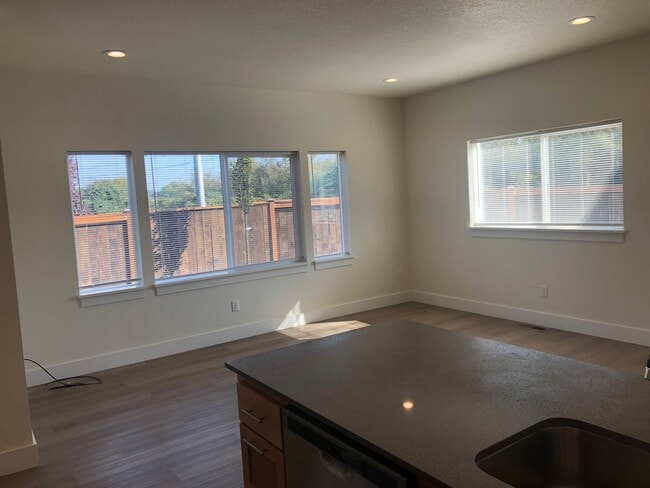 Building Photo - Newer 3 bedroom, 2.5 bath duplex in desirable neighborhood!