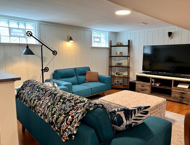 Building Photo - 940 N Oak Park Ave