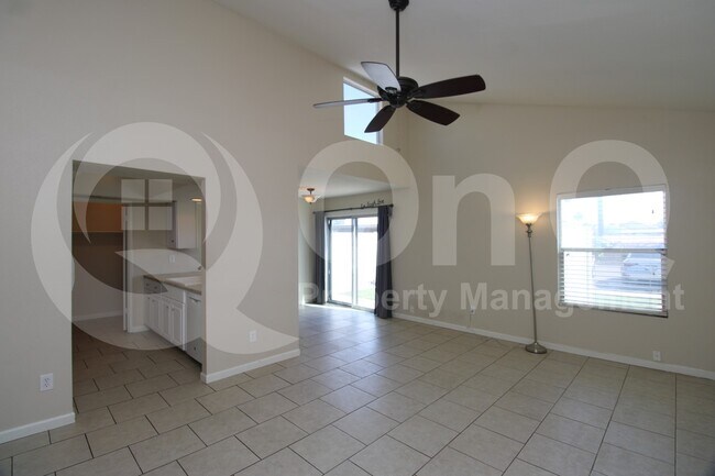 Building Photo - 928 E Diamond Dr