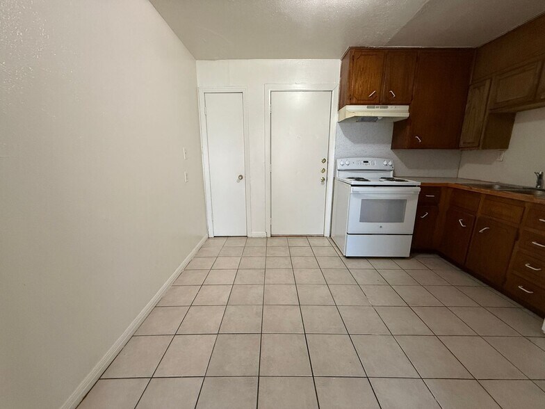 Building Photo - 803 Sissom Rd