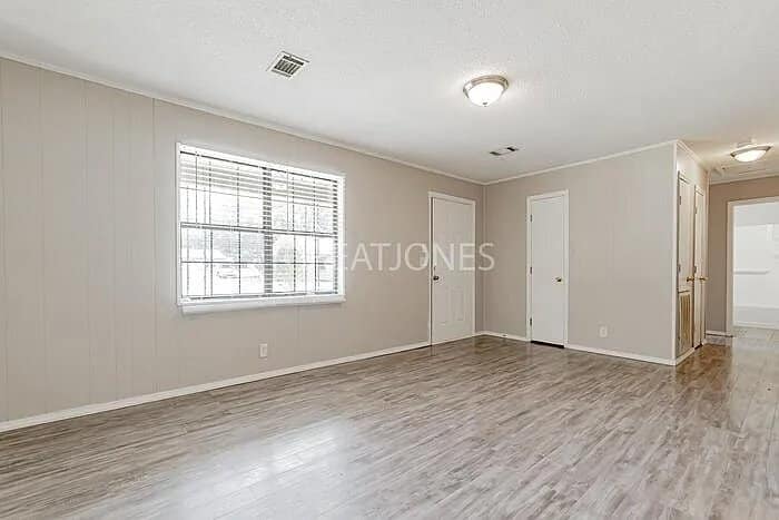 Building Photo - 700 Kester St