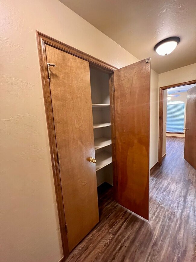 Building Photo - Beautifully Updated 3 Bedroom, 2 Bath Home with two Bonus Spaces!