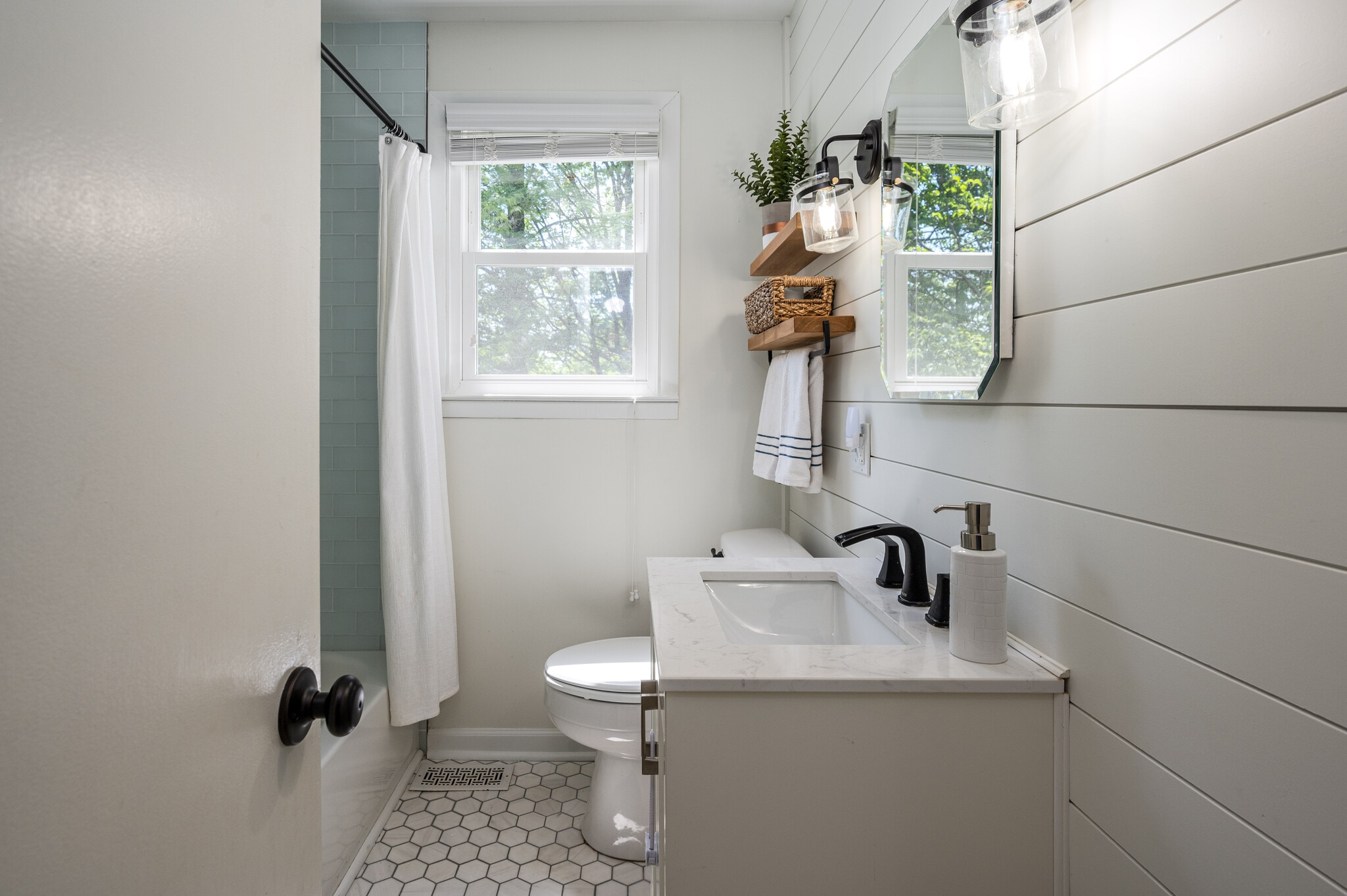 Building Photo - 582 Whispering Hills Dr