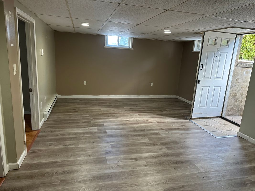 Building Photo - 120 Frank St