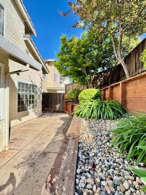 Building Photo - 1006 Larkwood Ct