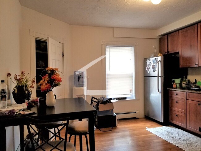 Building Photo - Awesome 3bed 1 bath Duplex in Brighton...