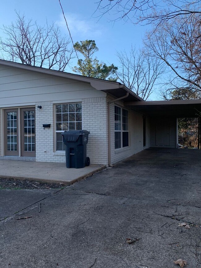 Building Photo - 643 W Matthews Ave