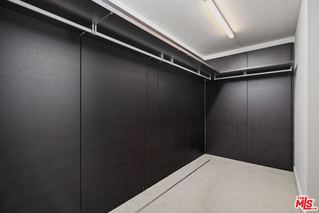 Building Photo - 6250 Hollywood Blvd