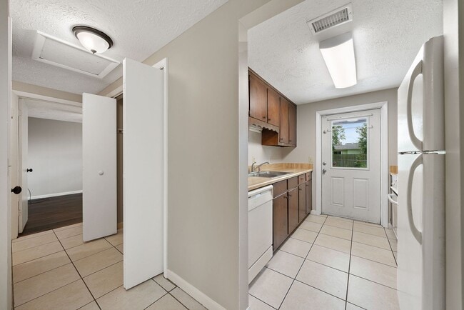 Building Photo - Now available in Lynn Haven, great location