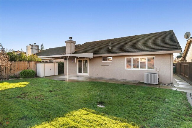 Building Photo - Lovely 3 Bedroom/2 Bath Home Located in Lodi Ca