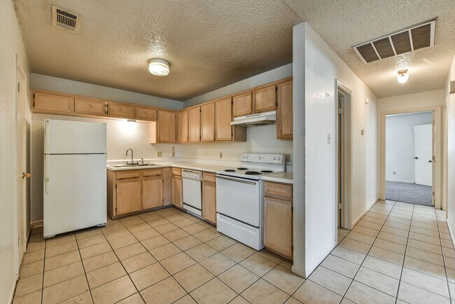 Building Photo - 3708 Hereford Ln