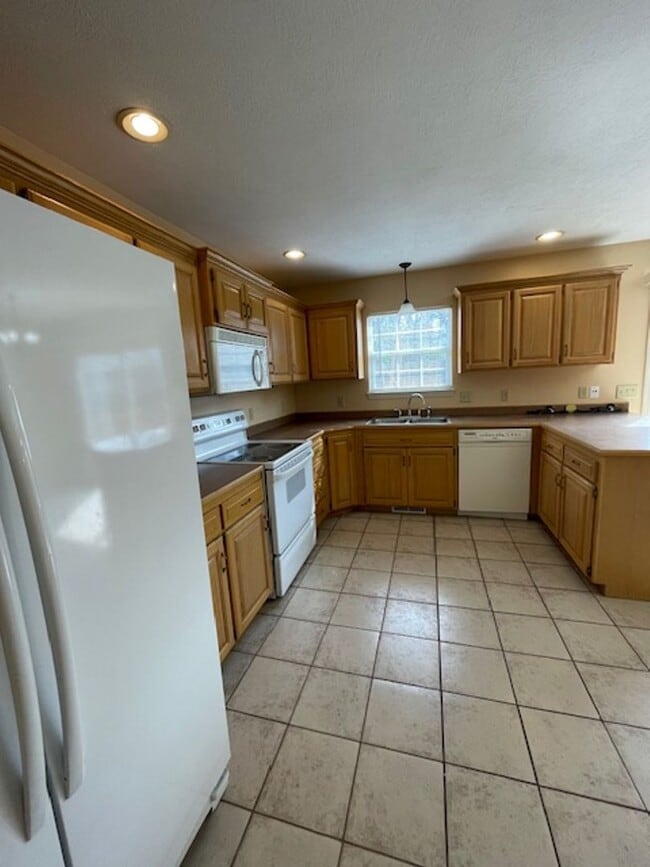 Building Photo - 4 Bedroom Home in SE Springfield!