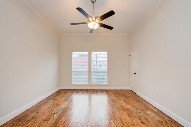 Building Photo - 1733 Tuam St