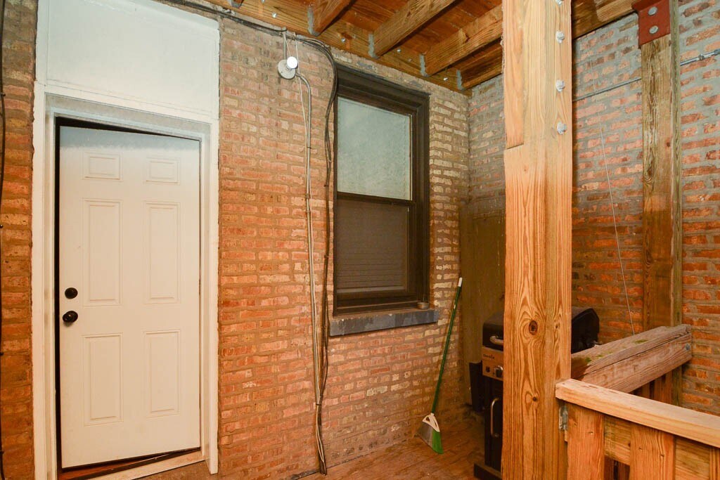 Building Photo - 4422 N Wolcott Ave