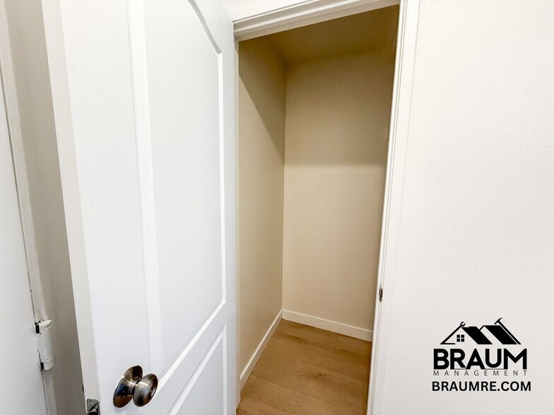 Building Photo - 7323 Winnetka Ave