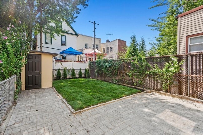 Building Photo - 41 47th St