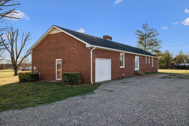 Building Photo - 353 Branham Mill Rd