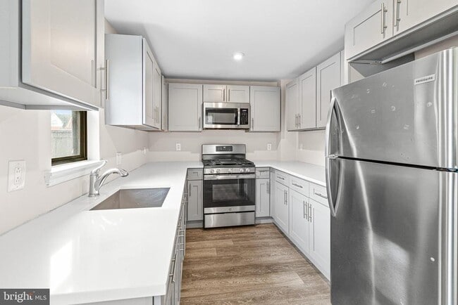 Building Photo - 606 Summit Ave