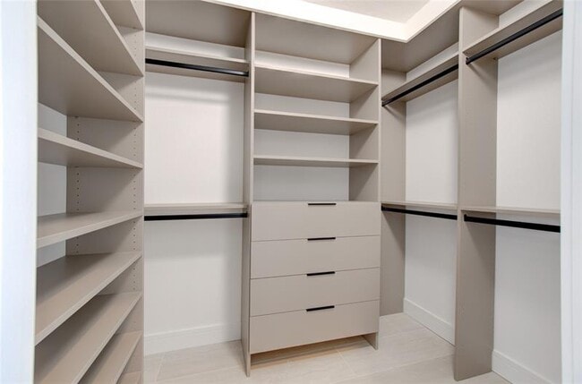 Building Photo - 2550 Jardin Terrace
