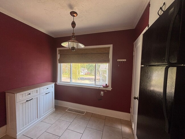 Building Photo - 3 Bedroom 1 Bathroom