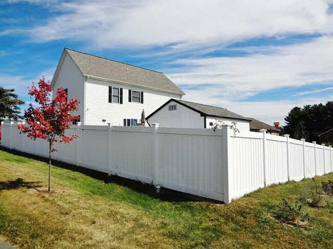 Building Photo - Single Family Home with Privacy Fence