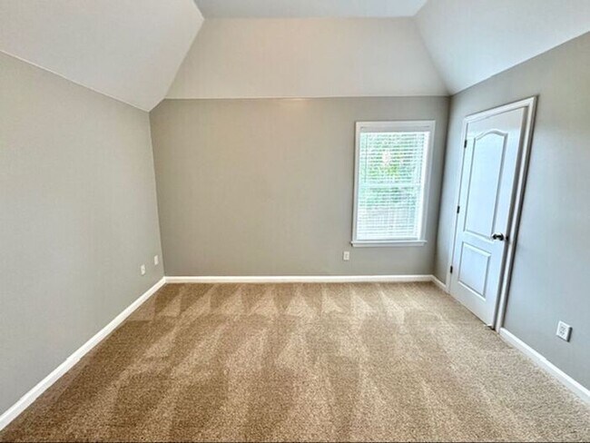 Building Photo - Fantastic Home In A Great Location! Spacio...